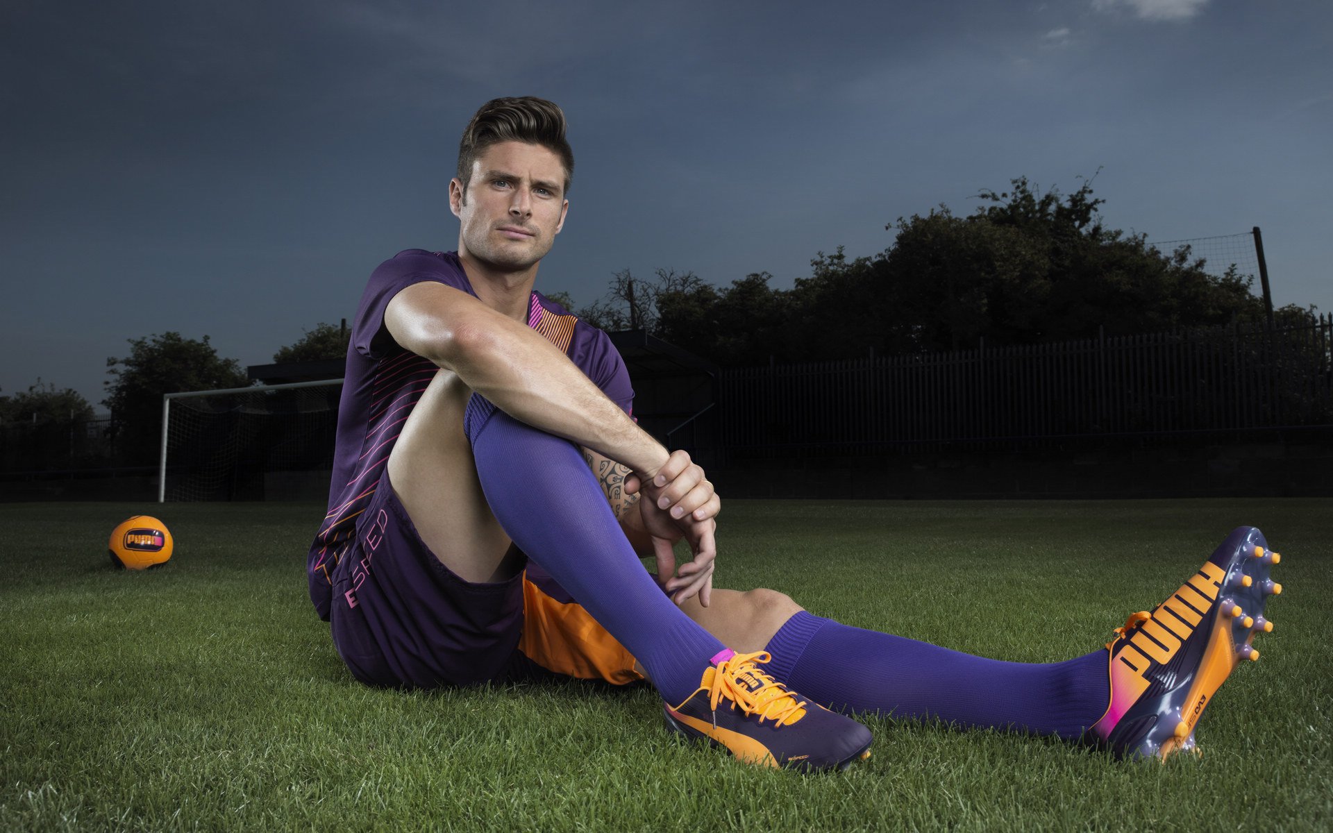 中锋与边锋配合默契,战术执行明确,中锋对位